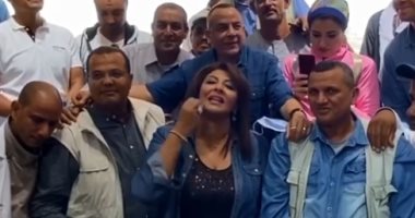 هالة صدقى تتوسط المساهمين فى الاكتشاف الأثرى الجديد بسقارة: فخورة بيكوا.. فيديو