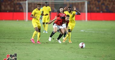 تريزيجيه يسقط فى منطقة جزاء توجو ويطالب بركلة جزاء والحكم يتجاهل.. فيديو