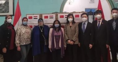 قنصل الصين بالإسكندرية تقدم مواد لمكافحة كورونا لطلاب آداب