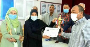 صور.. مدير تعليم الأقصر يكرم قيادات مدرسة أرمنت الثانوية بنات