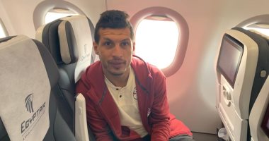 طارق حامد مشغول بالتليفون فى طائرة المنتخب إلى توجو.. صور