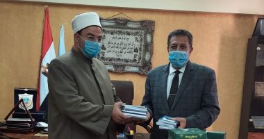 "الأوقاف" تهدى مديريتى التعليم بالإسكندرية ودمياط كتبا لمكافحة التطرف والعنف