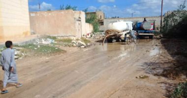 رفع مياه الأمطار بالطريق الدولى الساحلى في مطروح.. صور