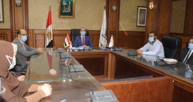 نائب محافظ سوهاج يبحث رفع معدلات أداء العمل بإدارات خدمة المواطنين.. صور