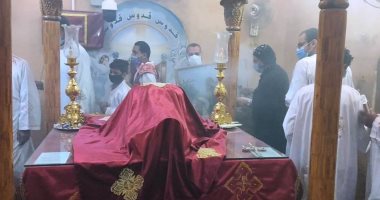 الأقباط يحتفلون بالليلة الختامية لاحتفالات دير مارجرجس بجبل الرزيقات.. صور