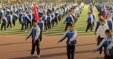 مئات الطلاب يؤدون رقص صينية خلال الاستراحة الدراسية.. فيديو