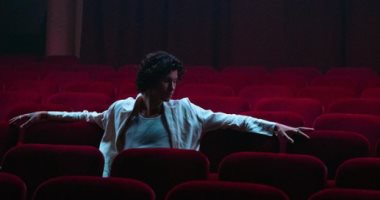 شون مينديز وحيدا فى أحد المسارح بعد إعلان أسماء أغنيات ألبومه.. صور