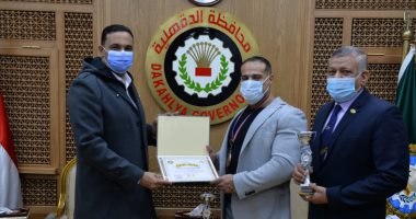 محافظ الدقهلية يكرم الحاصل على برونزية العالم للأساتذة فى كمال الأجسام بإسبانيا