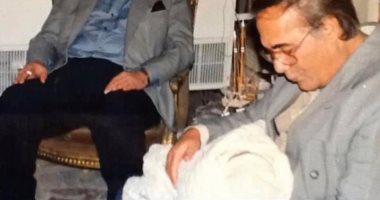 حفيد محمود ياسين فى صورة نادرة من طفولته مع أجداده: عشت ٢٠ سنة فخور بكما 