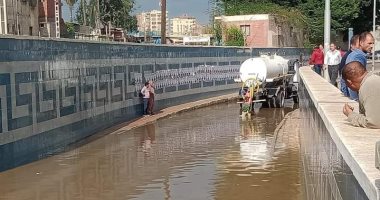 حى شرق المنصورة ومياه الدقهلية تسحبان تراكم الأمطار أسفل كوبرى الأميرية.. صور