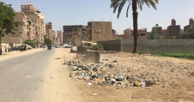 استجابة لصحافة المواطن.. مدينة أخميم يرفع القمامة من شارع الصرف.. صور
