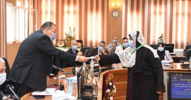 محافظ الشرقية يقدم مساعدات عاجلة لـ10 حالات الأكثر احتياجا خلال لقاء المواطنين