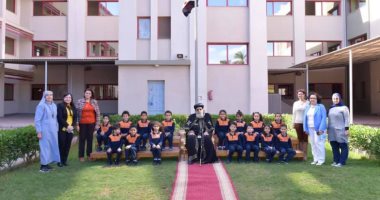 البابا تواضروس يزور إحدى المدارس بالإسكندرية ويشارك الطلاب تحية العلم "صور"