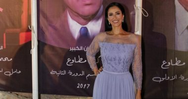 مهرجان شرم الشيخ للمسرح الشبابى يجمع الفنانة حنان مطاوع بوالدها.. صورة
