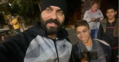 أحمد صلاح حسنى لـ طفل "معجب": عايز أتصور معاك
