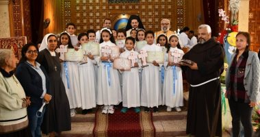 نائب بطريرك الكاثوليك يرسم أطفالا لرتبة الشموسية بقداس الآباء الفرنسيسكان..صور