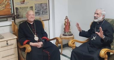 بطريرك الكاثوليك السابق يهنئ مطران المنيا الجديد لتوليه الإيبارشية.. صور