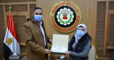 محافظ الدقهلية يكرم فتاة من ذوى الهمم أشاد بها الرئيس لمشاركتها بمعرض تراثنا