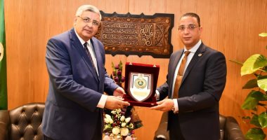 مستشار رئيس الجمهورية لشئون الصحة والوقاية يصل جامعة الفيوم للحديث عن كورونا