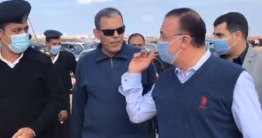 محافظ الإسكندرية يقود حملة إزالة مكبرة بالعجمى وينفعل على مسؤل الحى.. فيديو