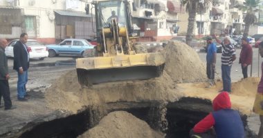 إصلاح كسر ماسورة طرد الصرف الصحى الرئيسى فى بورسعيد.. صور