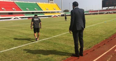 قص أرضية ملعب مباراة توجو ومصر.. صور 