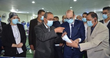 محافظ الإسماعيلية يفتتح مصنعا للكمامات الطبية بتكلفة 2.8 مليون جنيه