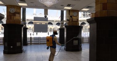 إدارة الوقاية البيئية بالمسجد الحرام تواصل التعقيم على مدار الساعة.. صور