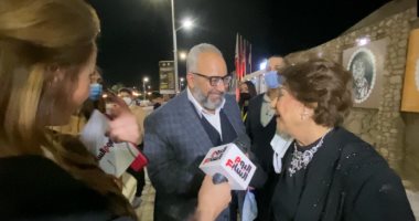 بيومى فؤاد يقبل يد سميحة أيوب على الهواء ويوجه رسالة لها والفنانة ترد