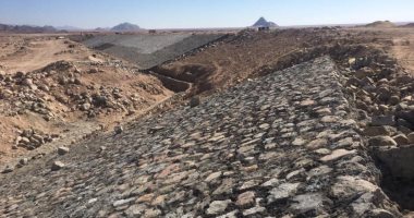 بدء أعمال التدبيش بحاجز بحيرة وادى الأعوج لحماية مدينة الطور من السيول.. صور