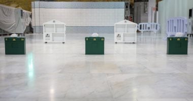تزويد مصلى الجنائز في المسجد الحرام بجهاز تعقيم وكمامات ومناديل.. صور