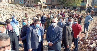 نقل وتسكين 1150 أسرة من عزبة الصفيح بروض الفرج لوحدات مجهزة بالمحروسة.. توفير أتوبيسات لنقل السكان للشقق الجديدة.. والأهالى يعبرون عن فرحتهم بنقلهم لمساكن آدمية بعد معاناة سنين.. صور وفيديو
