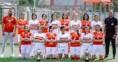 فوتو سيشن بنات وأولاد يدعم مبادرة "لا للتعصب" قبل مباراة الأهلى والزمالك