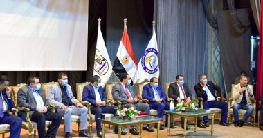 رئيس جامعة بنى سويف يطالب بتبنى الروح الرياضية بندوة "لا للتعصب".. صور