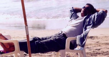 ذكرى ميلاد أحمد زكى.. صور نادرة للإمبراطور مع جمهوره وكواليس الأفلام 