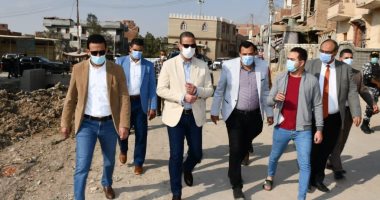 محافظ الفيوم يتفقد أعمال "تكاسى بحر" ورصف الطرق بمحطة محولات طامية