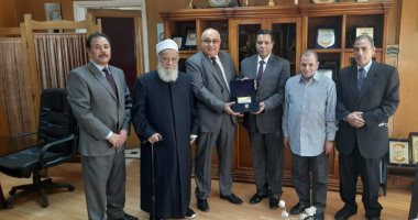 أسرة عبد الباسط عبد الصمد تهدى الإذاعة مصحفا بصوت الراحل برواية ورش عن نافع