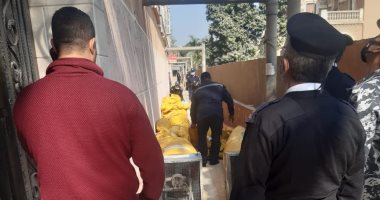 انتقال رجال الإنقاذ لمحاولة إنزال سيدة تحاول الانتحار من أعلى عقار بالهرم