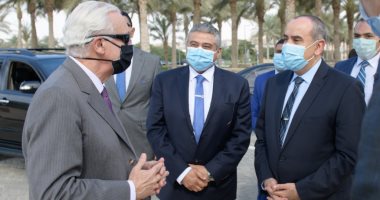 وزير الطيران فى زيارة للجامعة الأمريكية لبحث سبل التعاون بين الجانبين.. صور