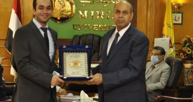 رئيس جامعة المنيا يكرم المدرس الحاصل على جائزة "نيوتن مشرفه 2020".. صور