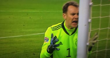 نوير يواسى زملائه ومشجعى ألمانيا بعد الخسارة المزلة أمام فرنسا في يورو 2020