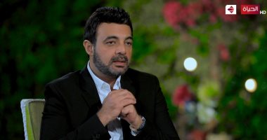 عمرو محمود ياسين عن تأخر جنازة والده ليوم واحد بعد وفاته: "مكنش ينفع أكروته"