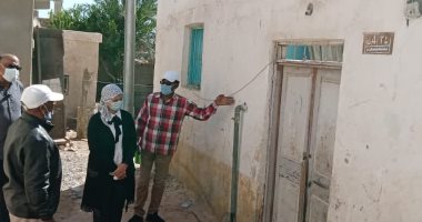رئيس مدينة سفاجا تتفقد منطقة سفاجا البلد لمعاينة المنازل المهجورة.. صور  