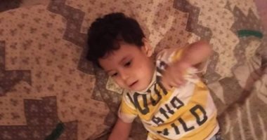 قصة إنسانية.. والد طفل بالمنيا يعانى من ضمور العضلات يناشد بعلاجه بعد محاولاته السابقة للحصول على العلاج