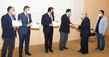 وزير التعليم العالى يكرم الحاصلين على رسائل ماجستير ودكتوراه القطاع الهندسى