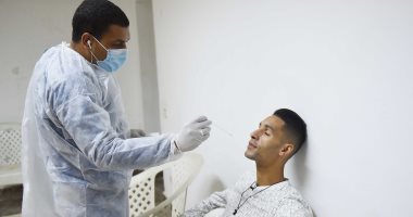 بدر بانون يجرى مسحة كورونا فى الأهلى 