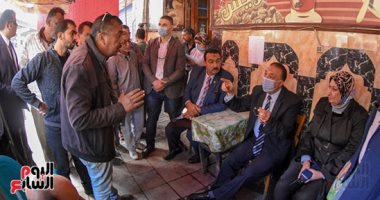 محافظ الإسكندرية يستمع لشكاوى المواطنين داخل أحد المقاهى فى القبارى.. صور