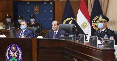 السيسى يحضر اختبار کشف الهيئة للطلبة المتقدمين للالتحاق بكلية الشرطة..الرئيس يناقش مع جيل المستقبل قضايا الوطن وتطلعاتهم.. ويؤكد: قضايا البلد تتطلب المعرفة العميقة والوعى والفهم الحقيقى من  منظور الدولة .. صور 