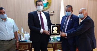 رئيس جامعة أسوان يستقبل رئيس الجامعة المصرية الإلكترونية لبحث سبل التعاون