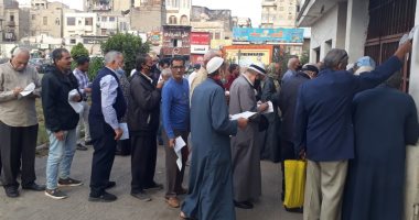تدفق كبار السن على مكاتب اشتراكات النقل العام لاستخراج كارنيهات الركوب المجانية